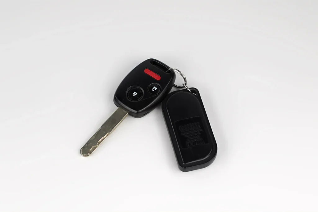 Chave de automóvel com comando sobre fundo claro