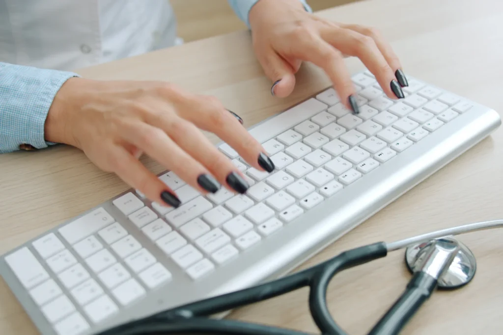Estetoscópio junto a um teclado de computador