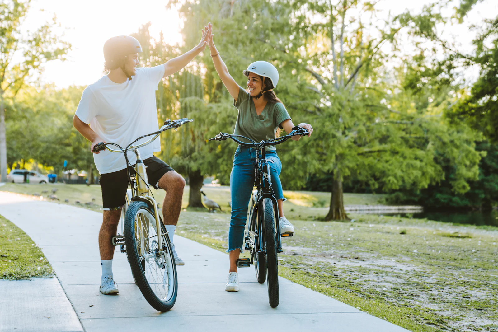 Casal a andar de bicicleta num dia de sol