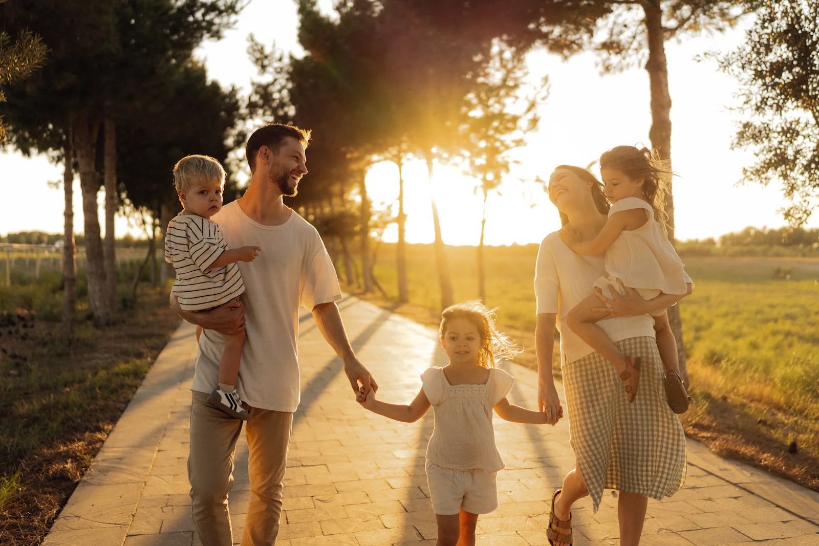 Família a passear ao fim da tarde