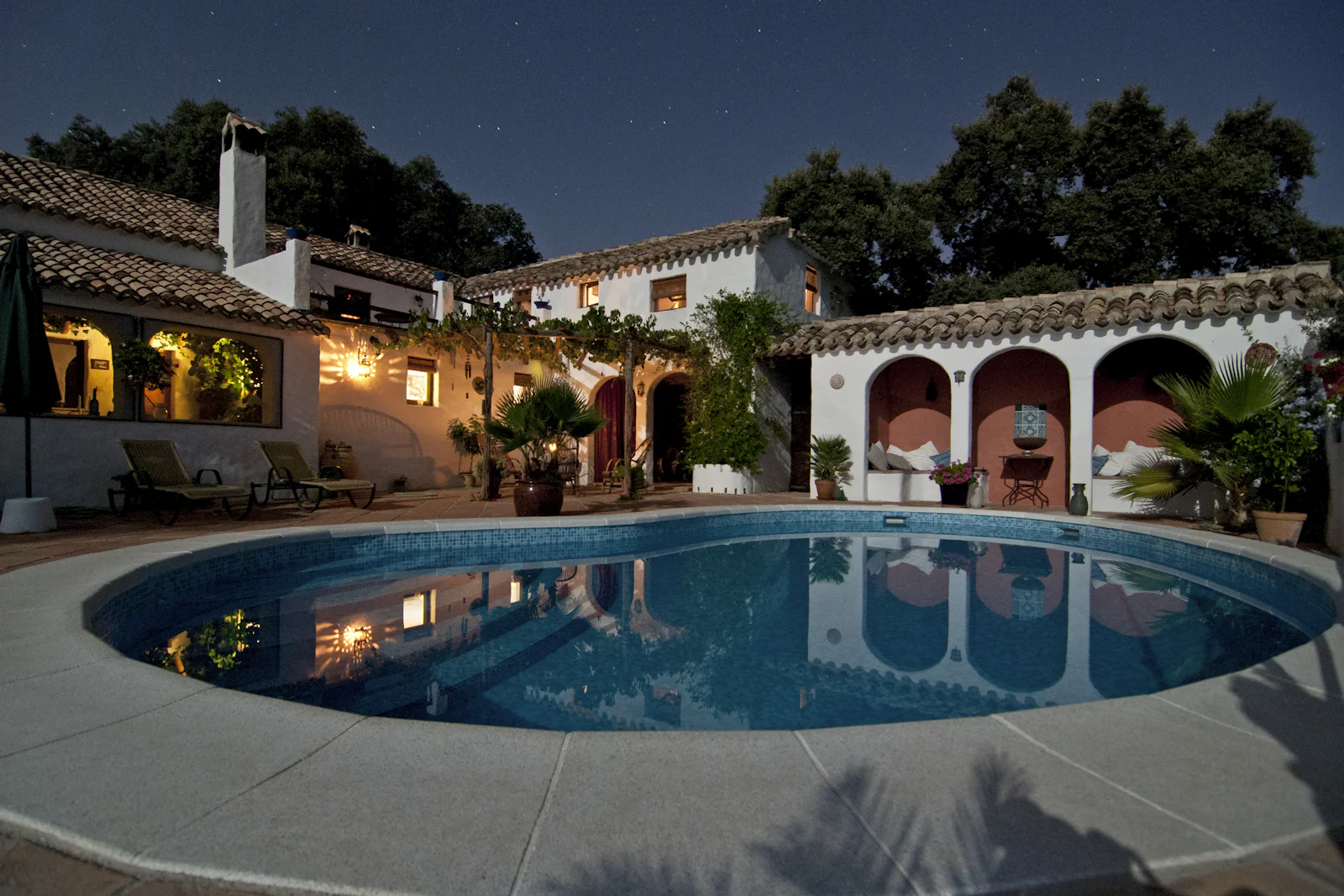 Moradia mediterrânica com piscina ao entardecer